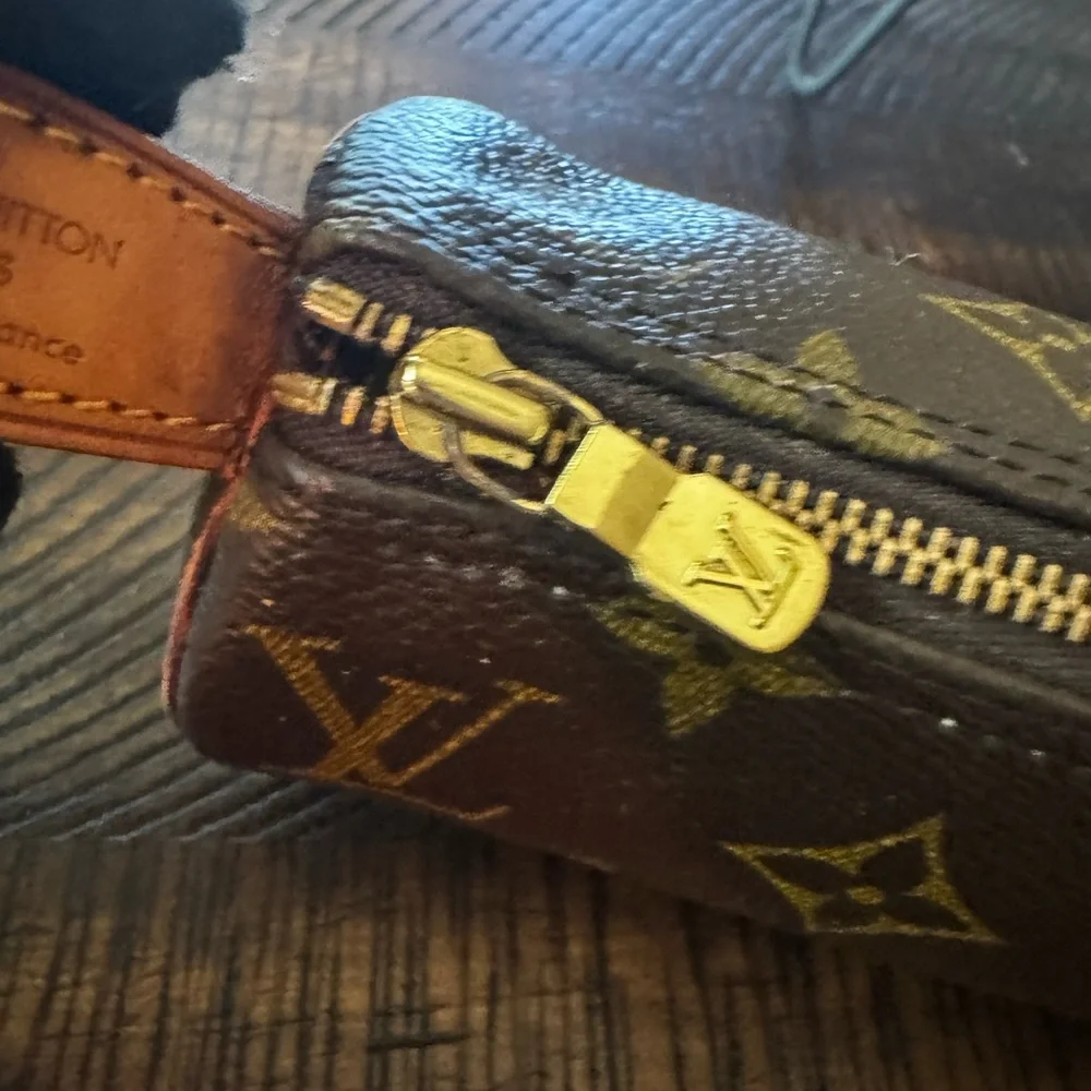 LOUIS VUITTON 
Monogram Trousse Ronde 20 Makeup Case - Picture 10 of 15